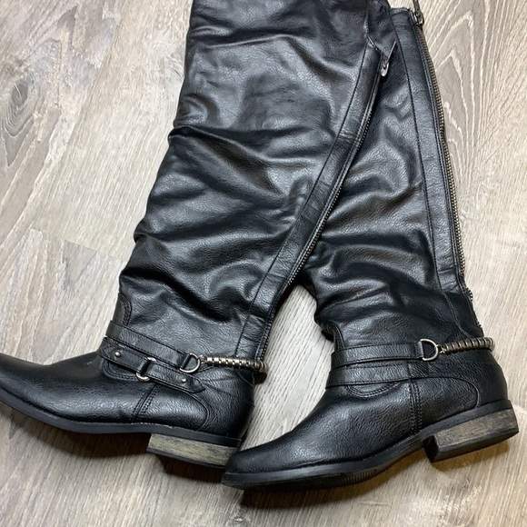 Black Boots with Silver Coil Design - Picture 6 of 15